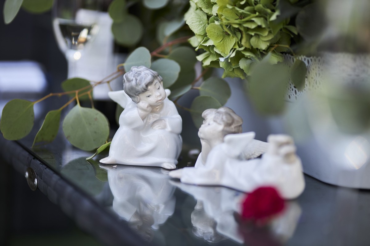 Plaque funéraire - figurine de deux anges sur une table