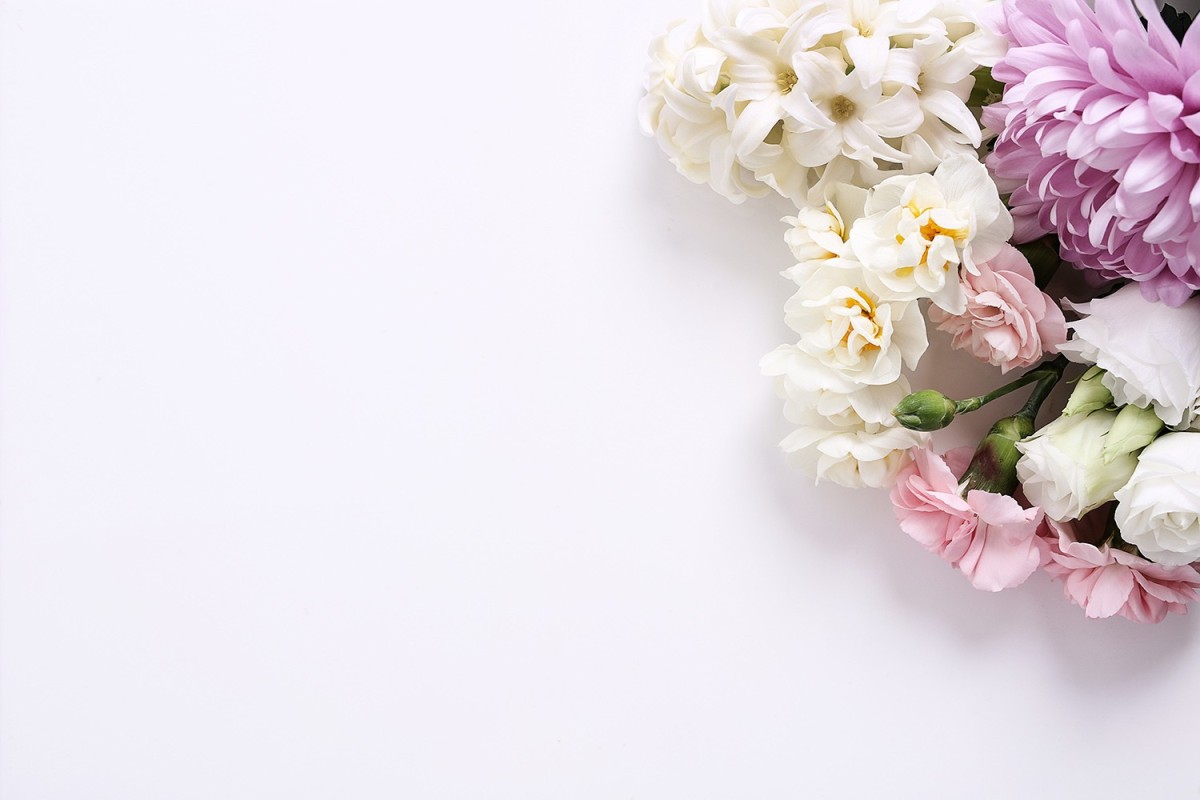 Plaque funéraire - bouquet de fleurs sur fond blanc