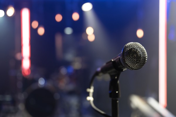 Plaque funéraire - microphone sur une scène de concert avec un bel éclairage