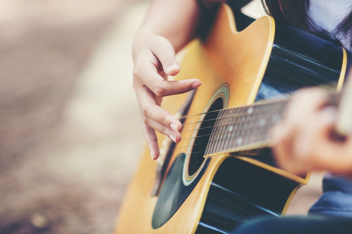 Plaque funéraire - musicien jouant de la guitare