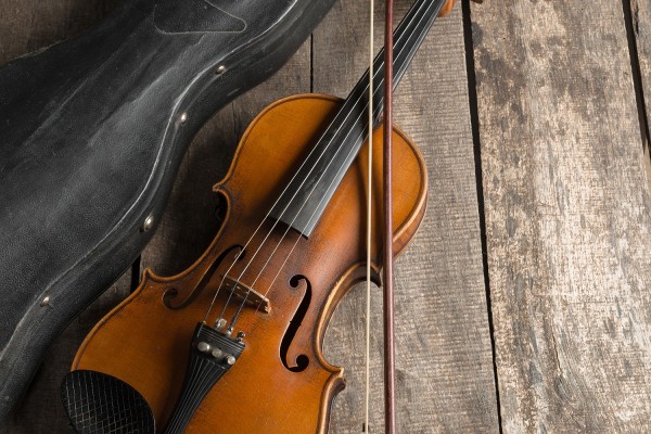 Plaque funéraire - violon sur une table