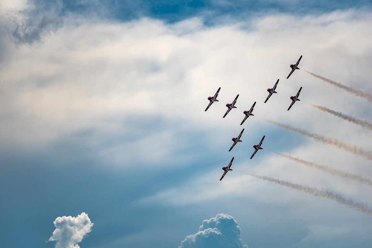 Plaque funéraire - avions de voltige effectuant des manœuvres lors d un spectacle aerien