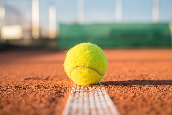 Plaque funéraire - balle de tennis sur une ligne blanche