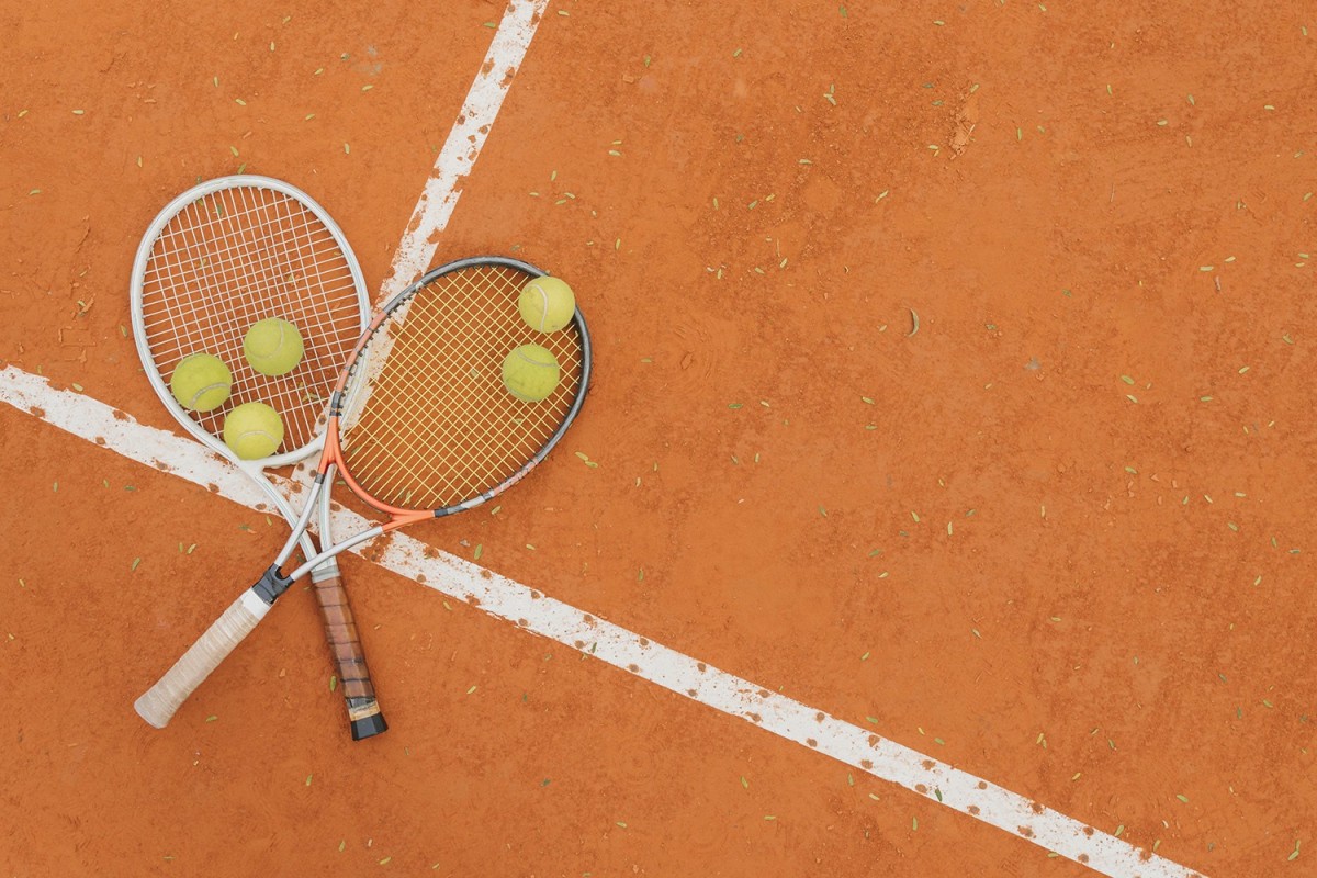 Plaque funéraire - balles de tennis avec deux raquettes